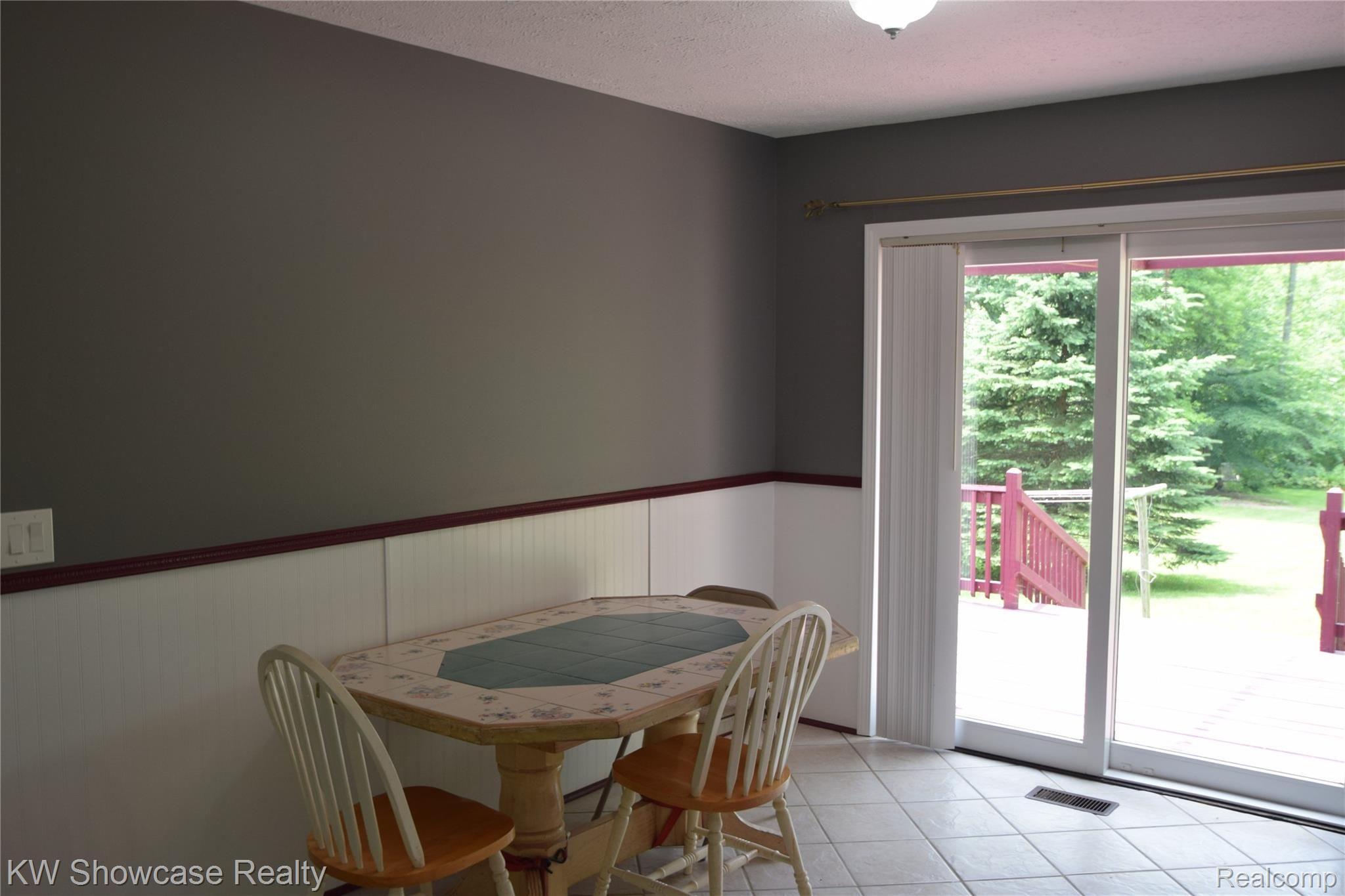 5386 Dutcher Road Howell, MI 48843 - Photo 8 of 23 Dining area.