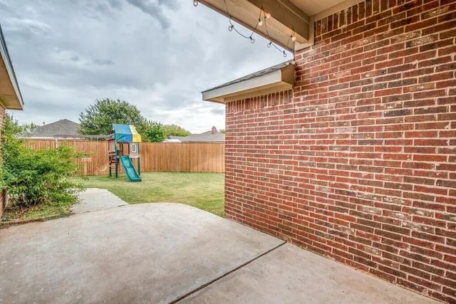 a view of back yard of the house