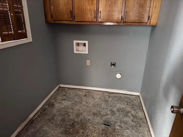 a view of empty room with closet