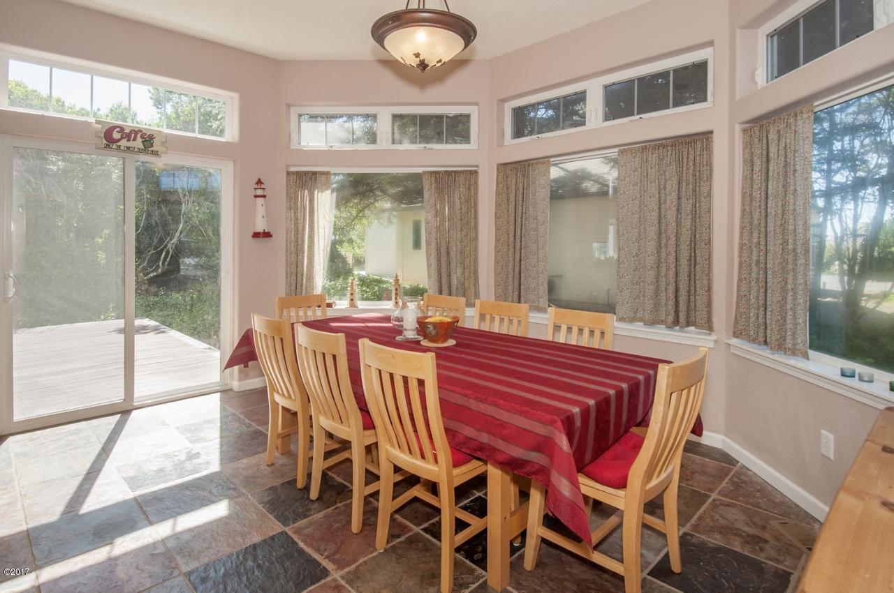 450 Edgewater Depoe Bay, OR 97341 - Photo 12 of 51 Dining room