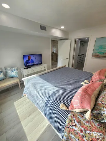 $2,999 | 3320 Gulf Of Mexico Drive, Unit 208C, Longboat Key, FL 34228