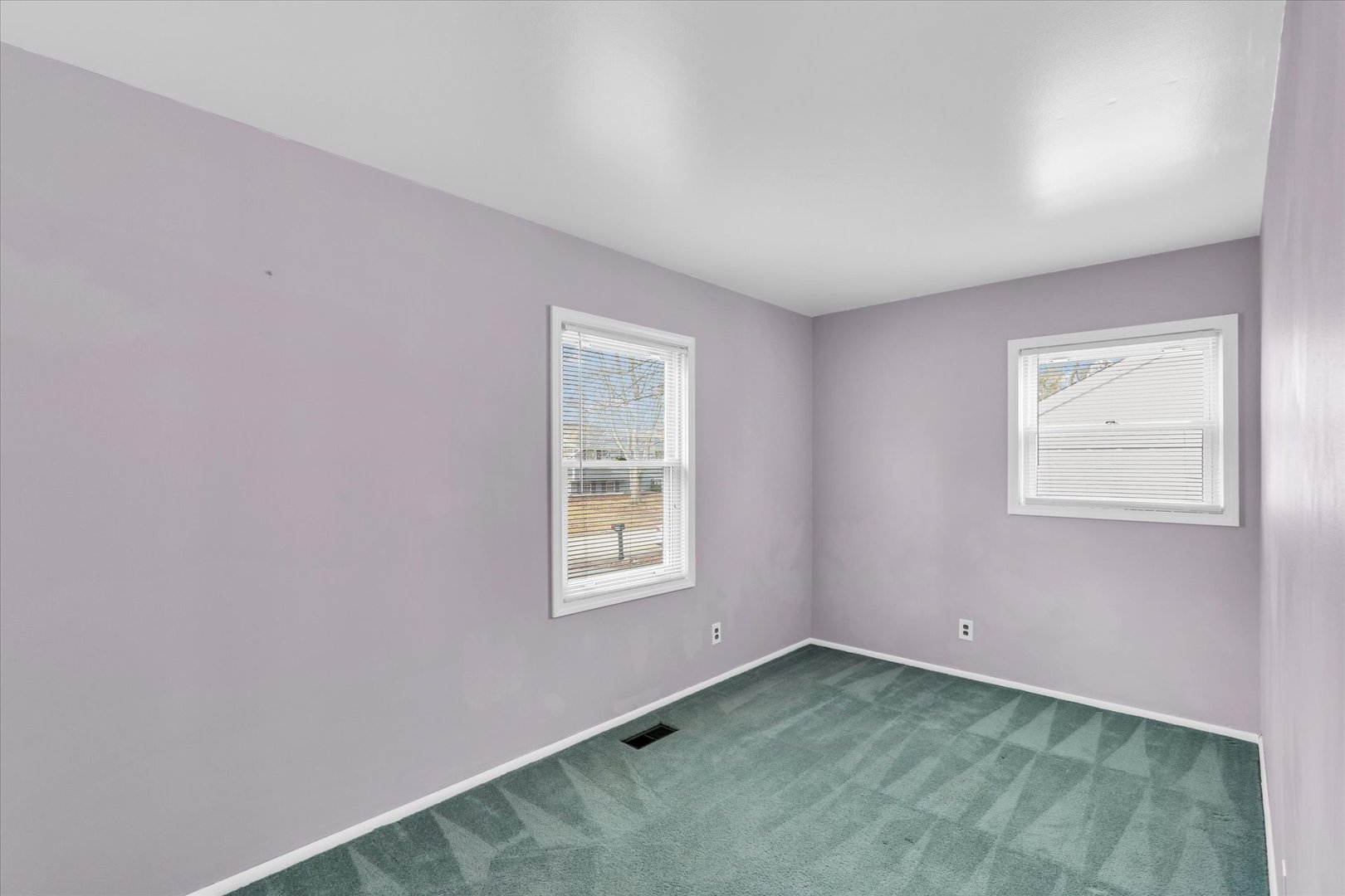 902 Oakcrest Drive Champaign, IL 61821 - Photo 12 of 22 an empty room with a window