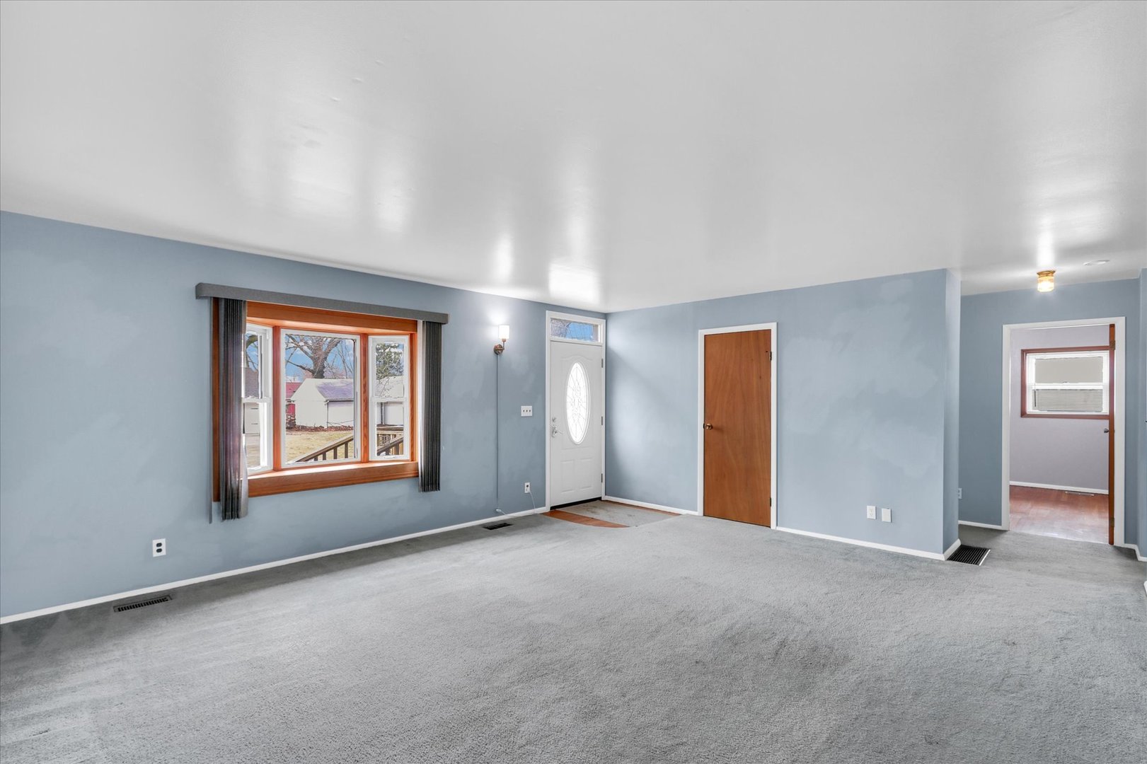 902 Oakcrest Drive Champaign, IL 61821 - Photo 3 of 22 an empty room with windows and closet