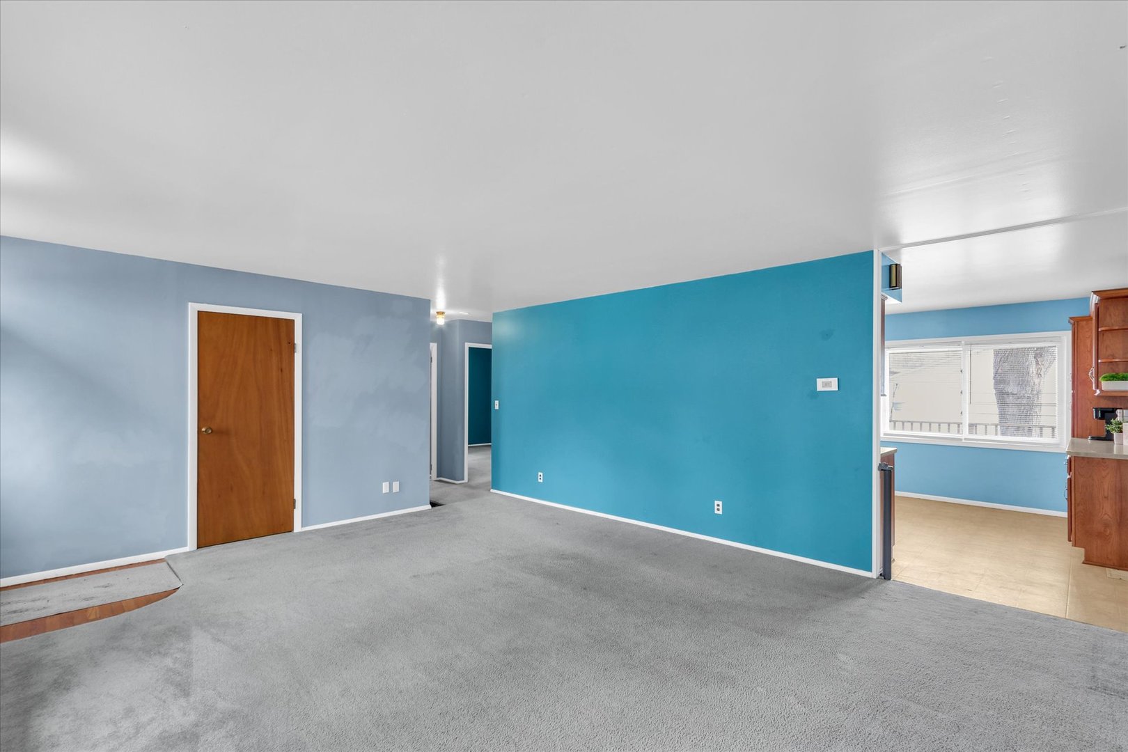 902 Oakcrest Drive Champaign, IL 61821 - Photo 4 of 22 an empty room with closet and windows