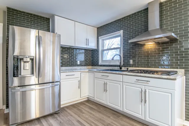 $244,900 | 201 Oakwood Drive, Shorewood, IL 60404