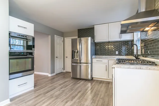 $244,900 | 201 Oakwood Drive, Shorewood, IL 60404