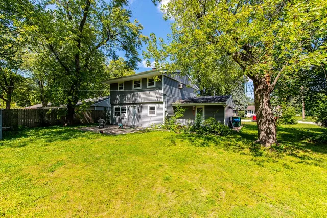 $244,900 | 201 Oakwood Drive, Shorewood, IL 60404