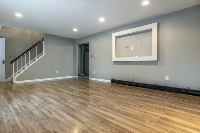 $244,900 | 201 Oakwood Drive, Shorewood, IL 60404