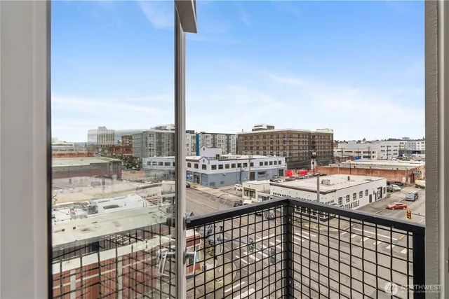 $289,500 | 2824 Grand Avenue, Unit 603, Everett, WA 98201