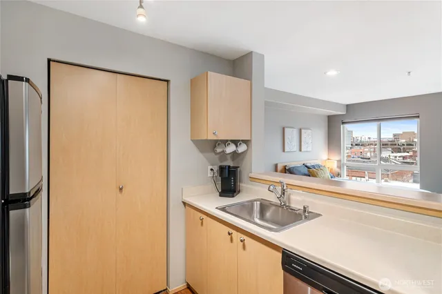 $289,500 | 2824 Grand Avenue, Unit 603, Everett, WA 98201