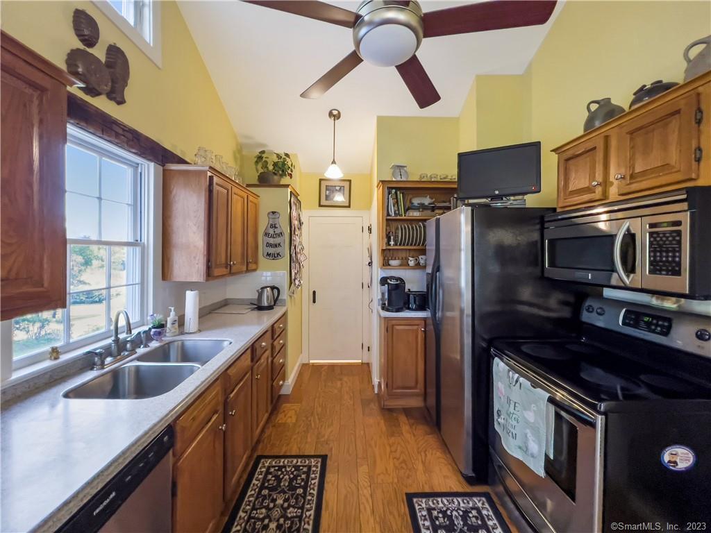 81 Currituck Road Newtown, CT 06470 - Photo 6 of 40