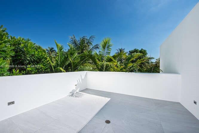 1325 Bay Drive Miami Beach, FL 33141 - Photo 32 of 49