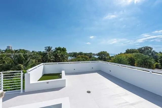 $22,500 | 1325 Bay Drive, Miami Beach, FL 33141