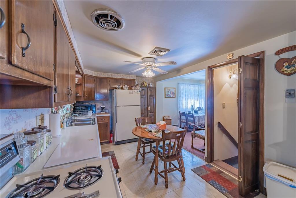 2479 Greentree Road Carnegie, PA 15106 - Photo 6 of 21