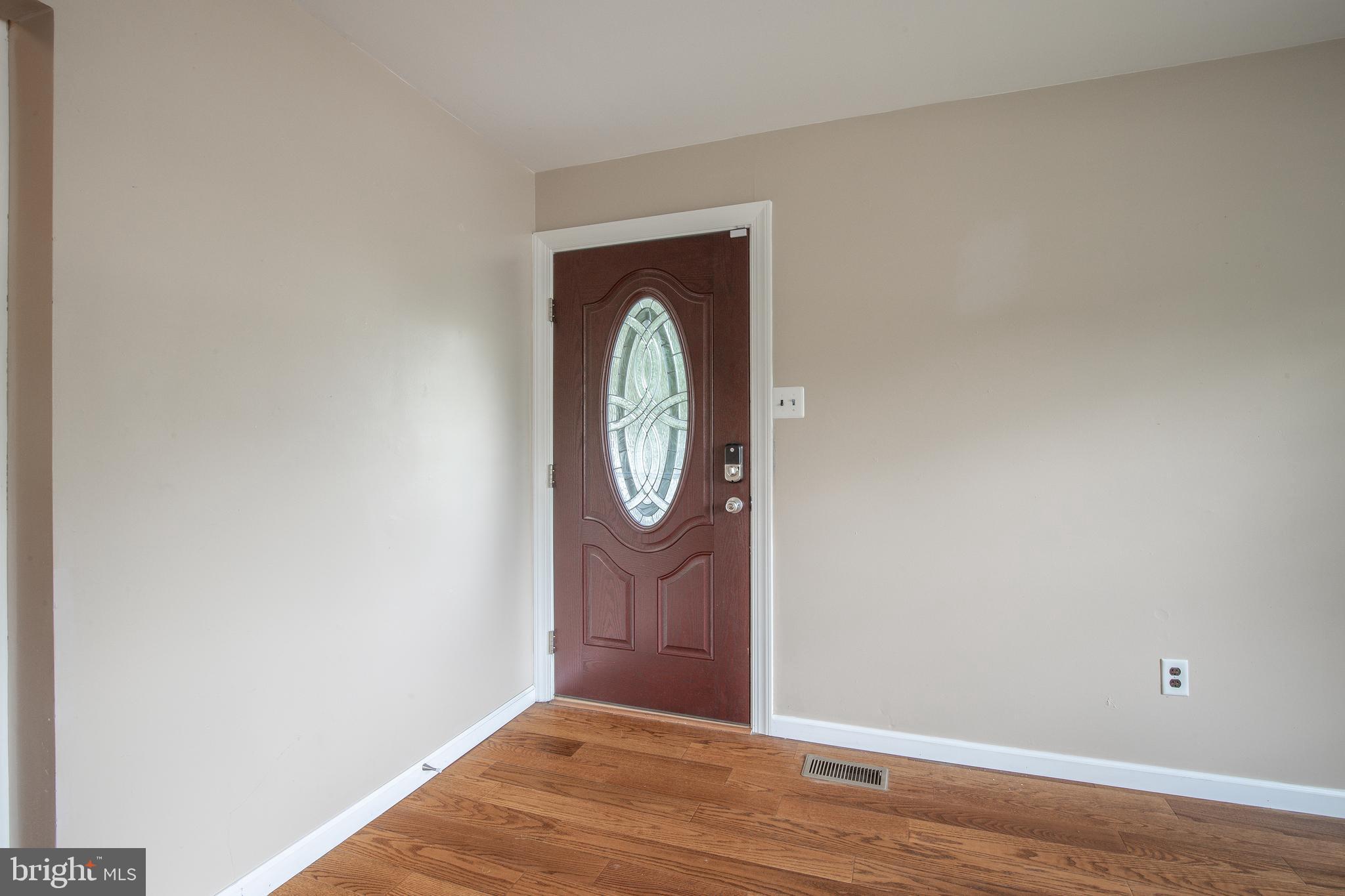 11 School Road Horsham, PA 19044 - Photo 3 of 29 Enter home into Family Room