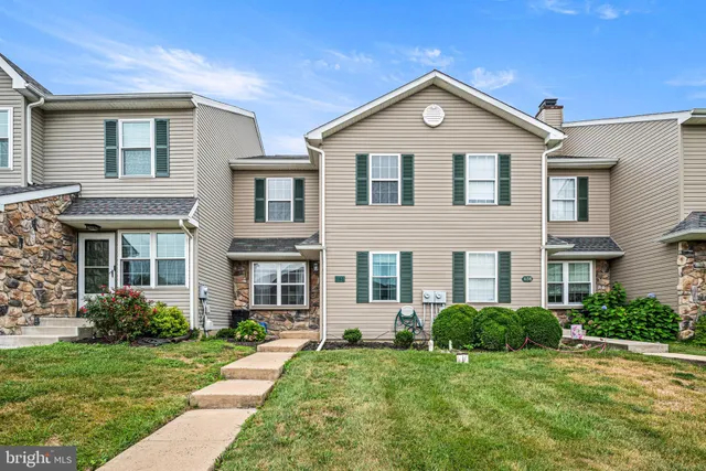 $330,000 | 1160 Pin Oak Drive, Perkiomenville, PA 18074