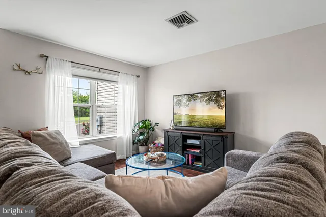 $330,000 | 1160 Pin Oak Drive, Perkiomenville, PA 18074