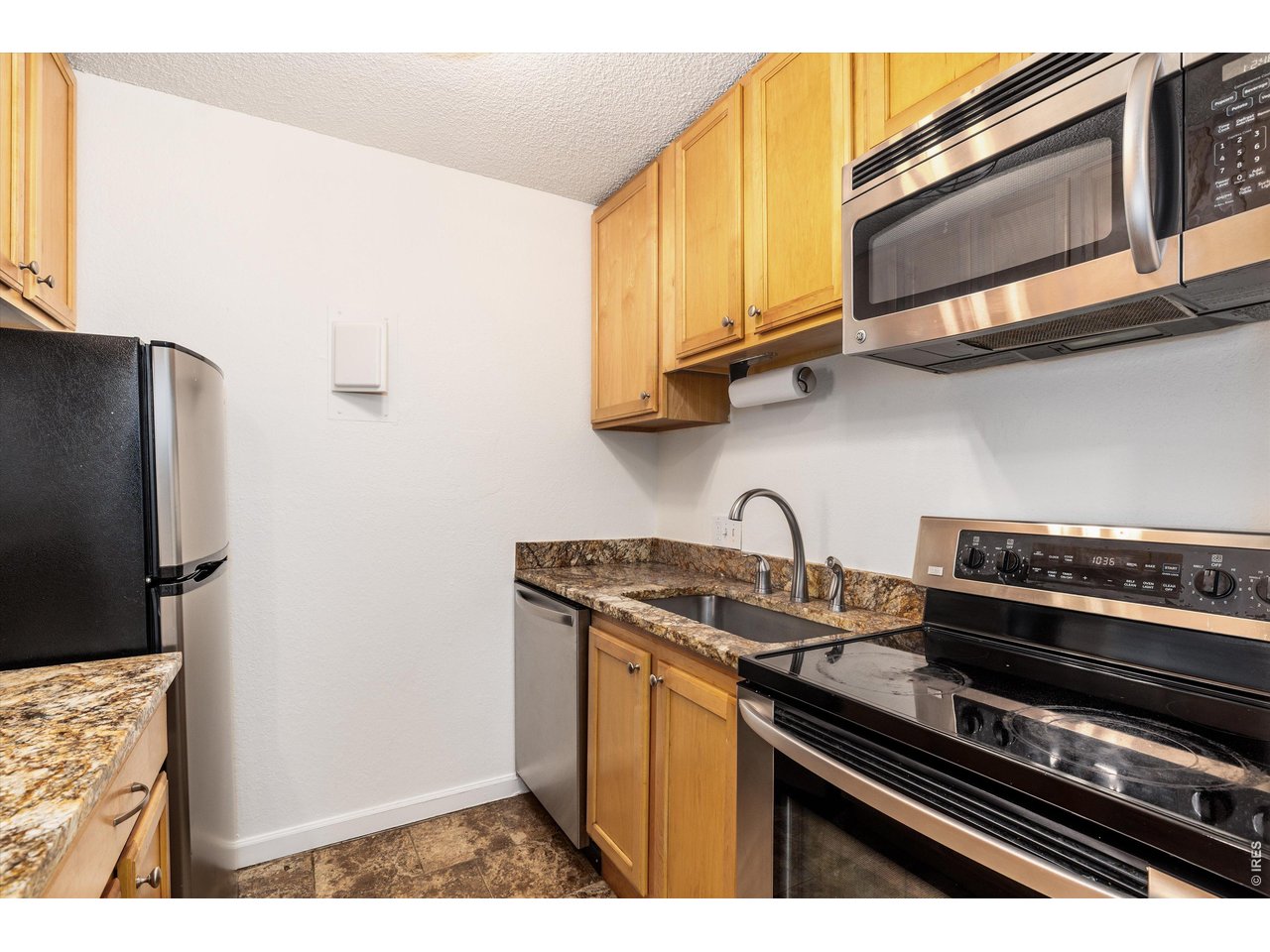 3250 Oneal Circle, Unit H17 Boulder, CO 80301 - Photo 4 of 21 Kitchen with Solid Granite Countertops and Updated Appliances!