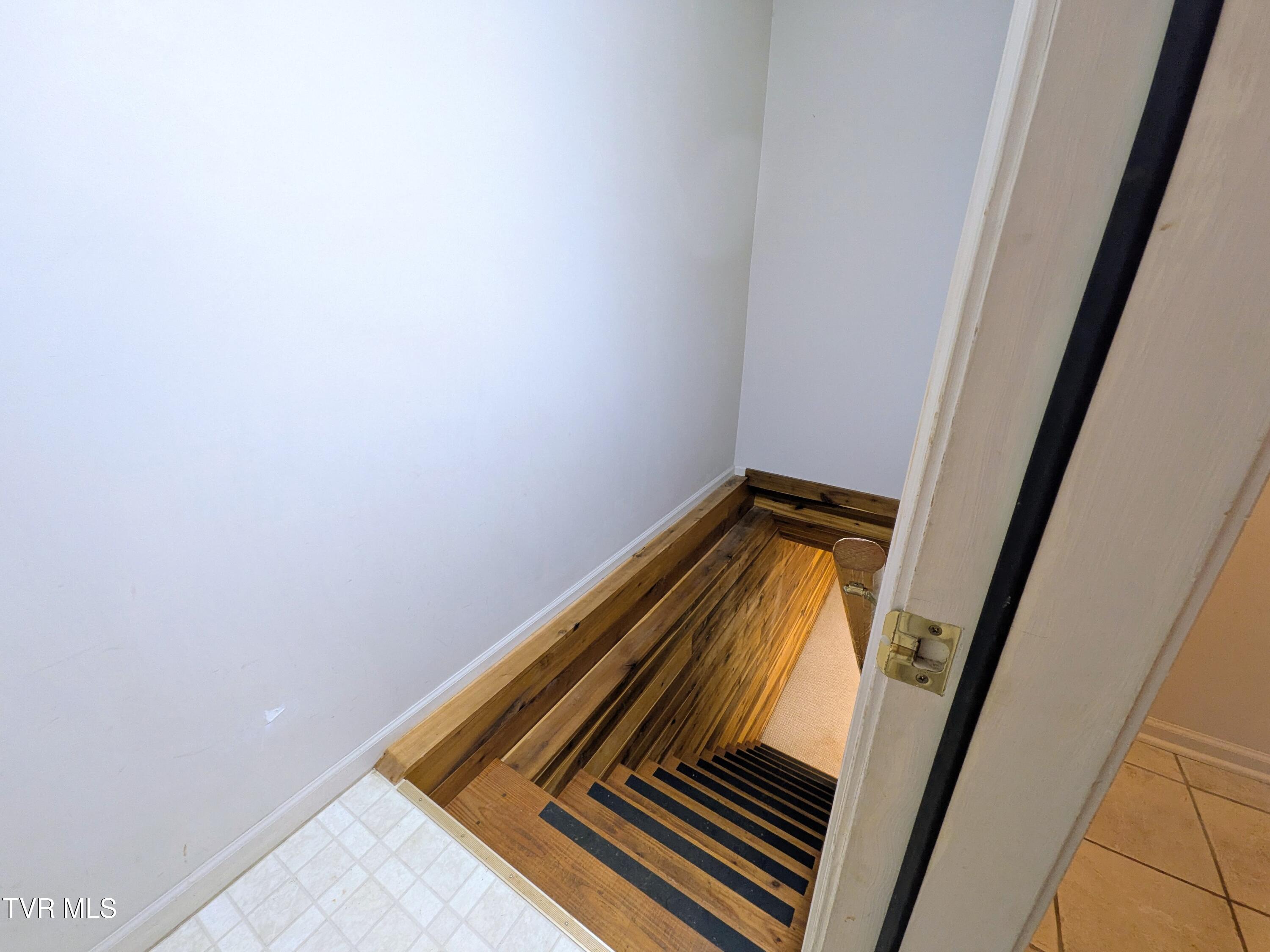 113 Nave Hollow Road Elizabethton, TN 37643 - Photo 40 of 91 Basement Stairs