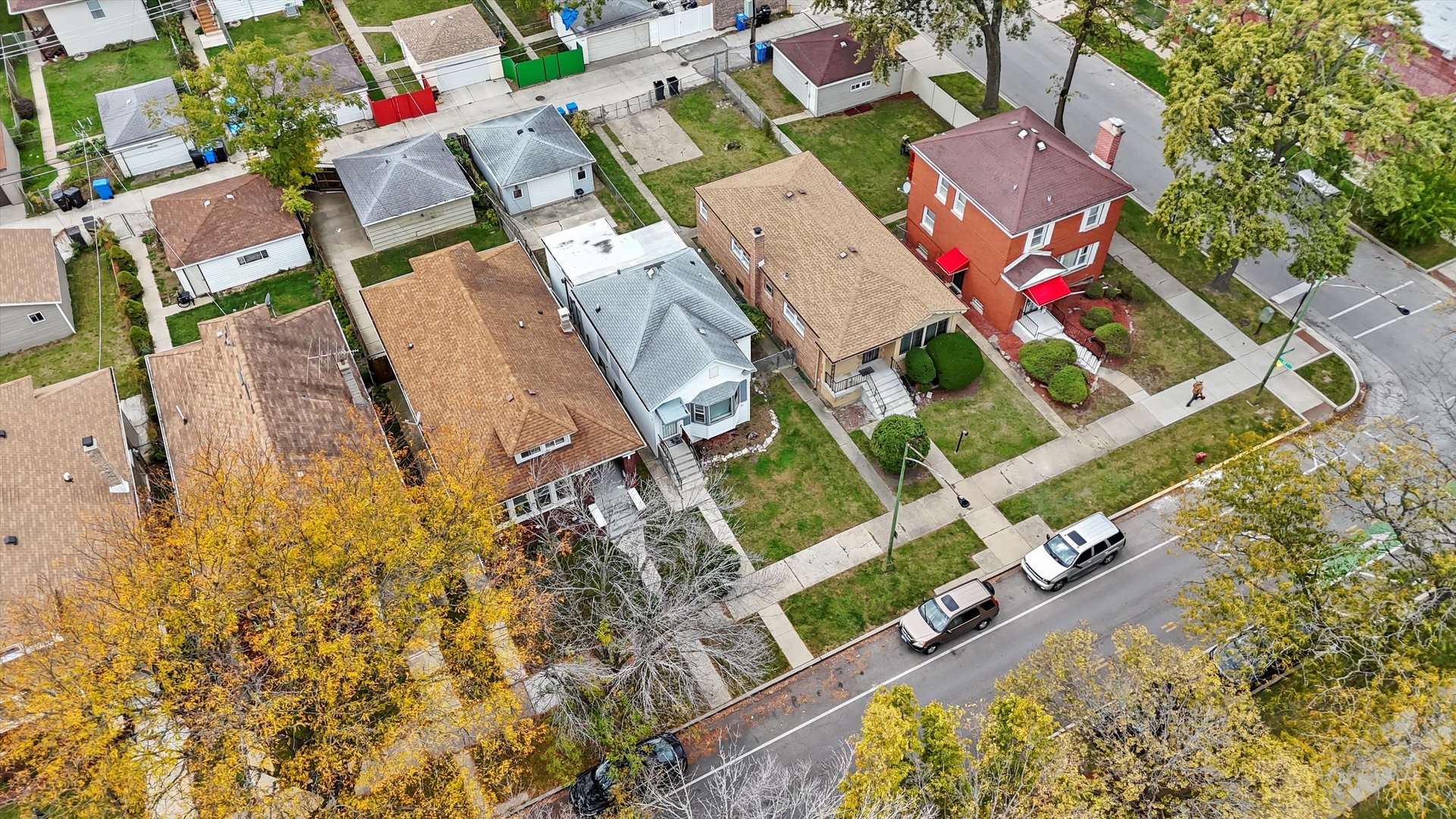 8808 South Loomis Street Chicago, IL 60620 - Photo 29 of 32 an aerial view of residential house with outdoor space and swimming pool