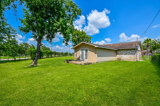 a view of a house with backyard