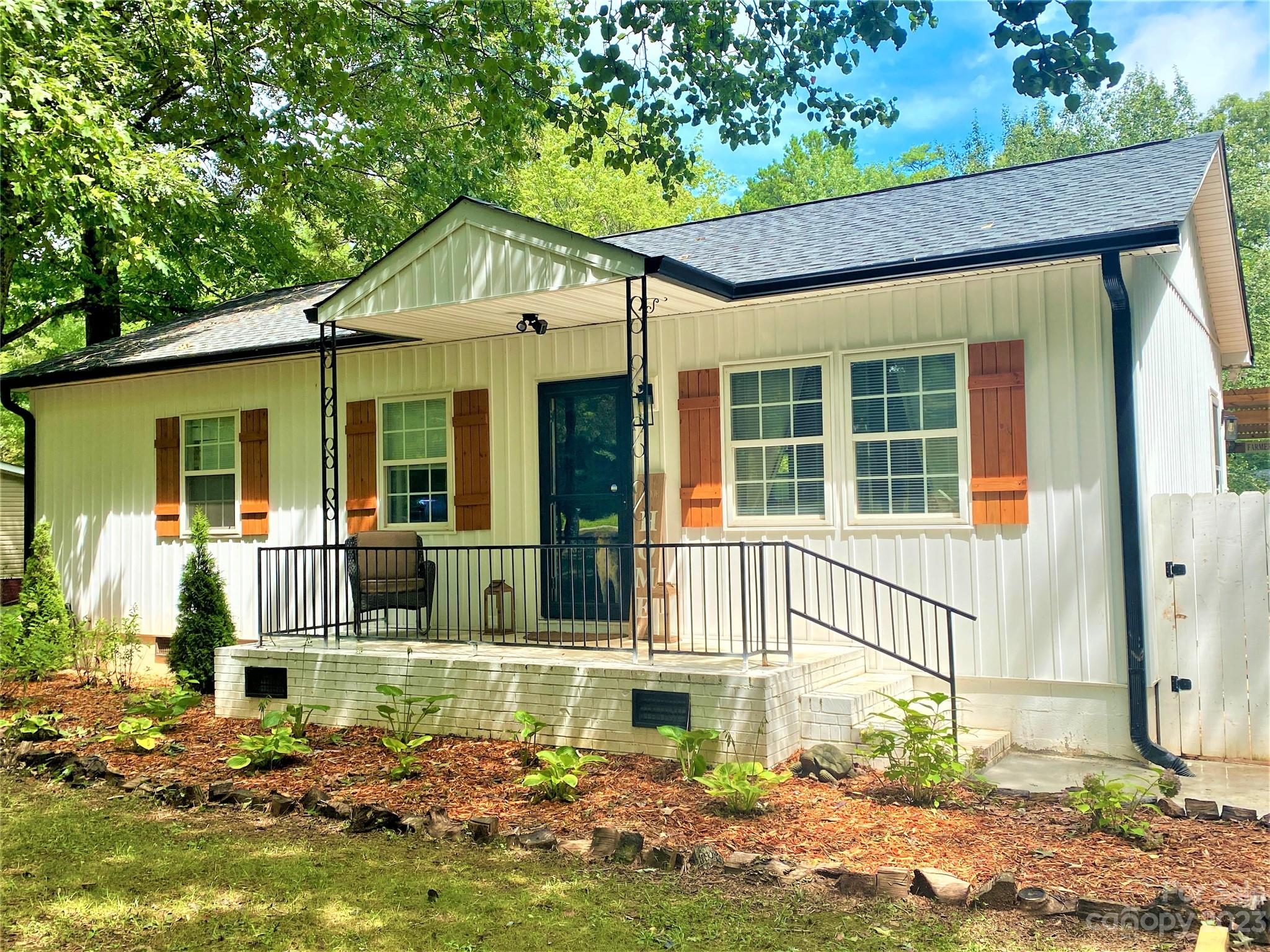 9701 Hambright Road Huntersville, NC 28078 - Photo 16 of 17 a front view of a house with garden