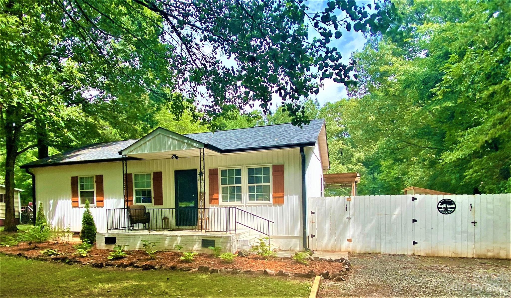 9701 Hambright Road Huntersville, NC 28078 - Photo 2 of 17 a front view of a house with garden