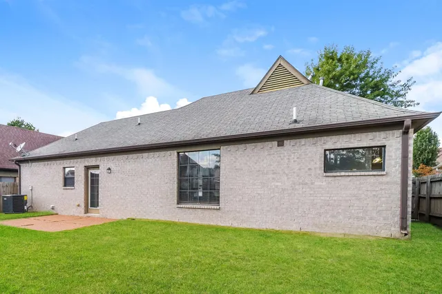 a view of front of a house with a yard