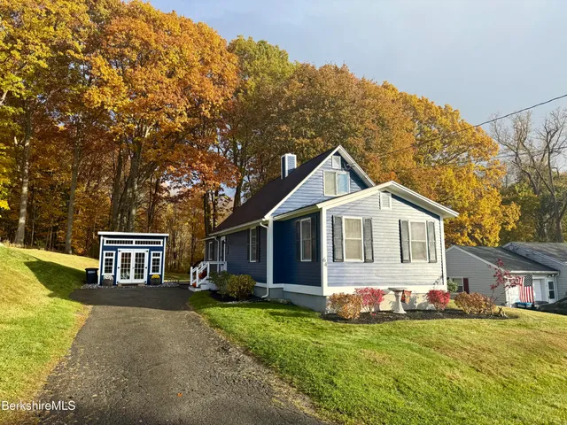 a view of a house with a yard