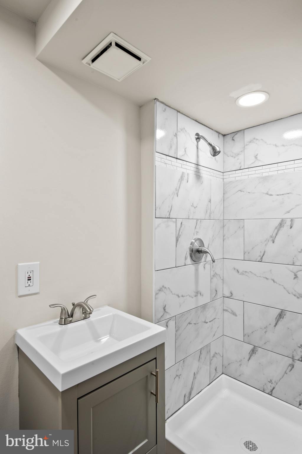 304 Kingston Road Baltimore, MD 21229 - Photo 26 of 38 Bathroom 2