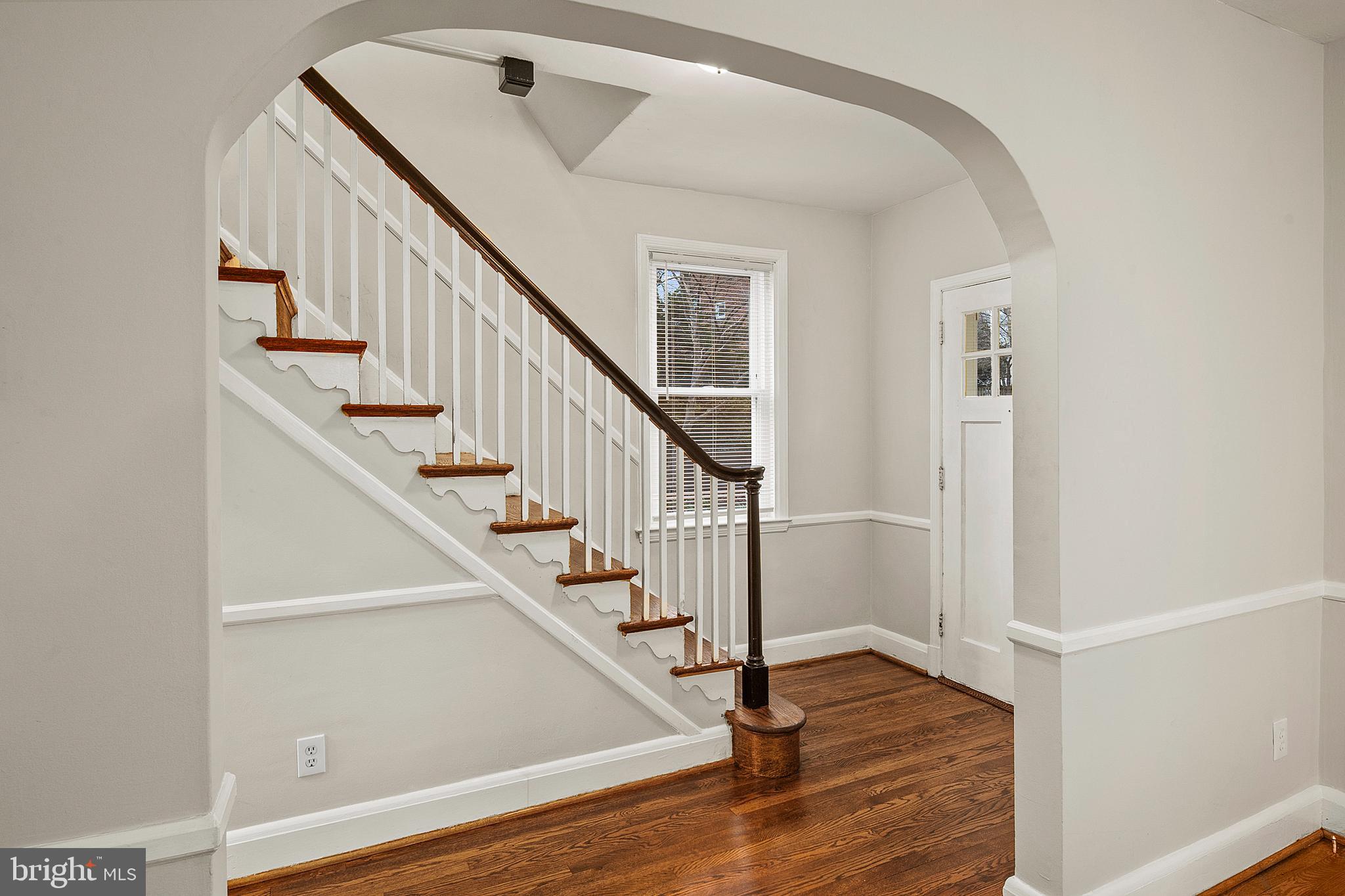304 Kingston Road Baltimore, MD 21229 - Photo 6 of 38 Foyer (alt view)