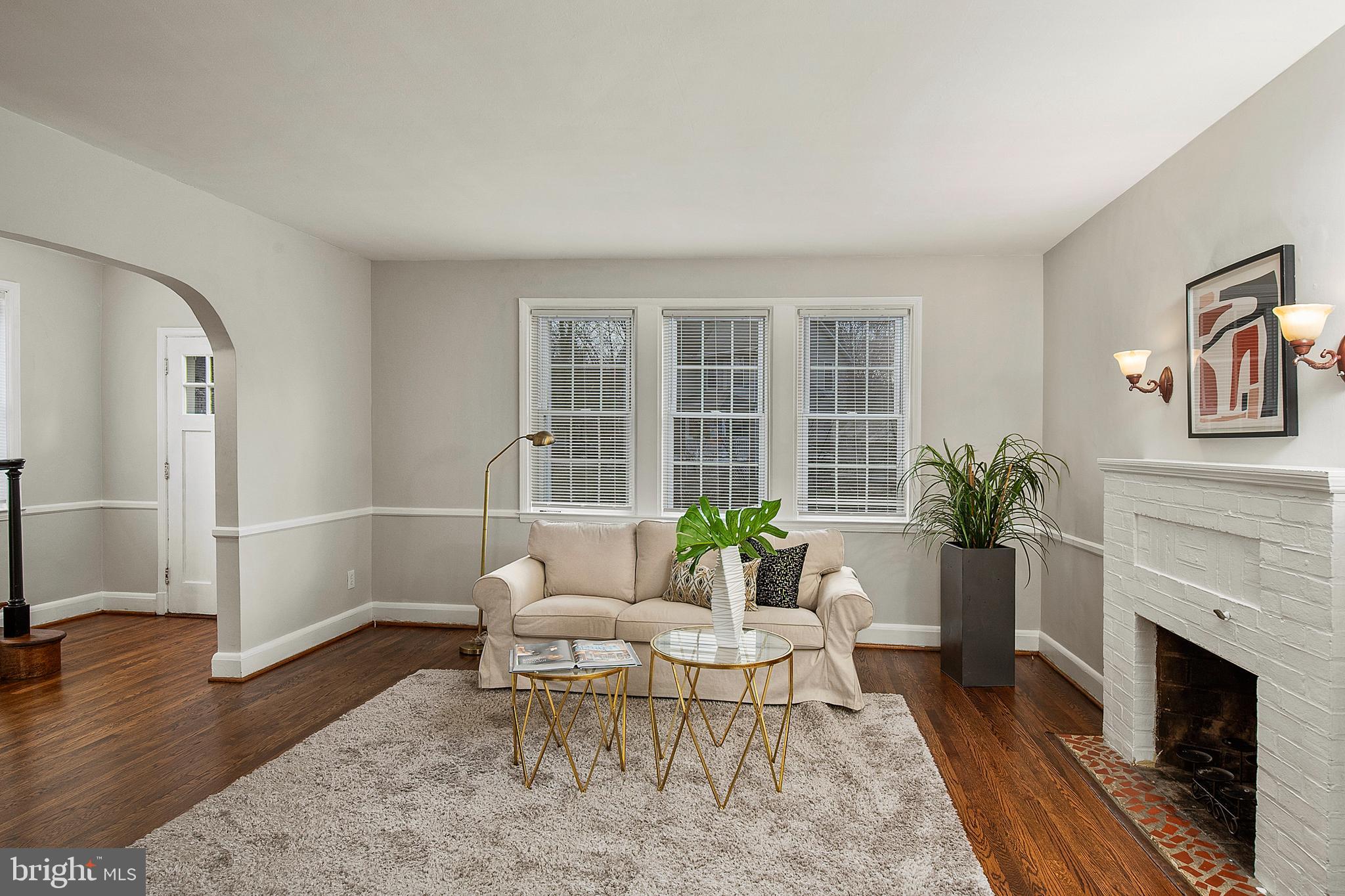 304 Kingston Road Baltimore, MD 21229 - Photo 7 of 38 Living Room