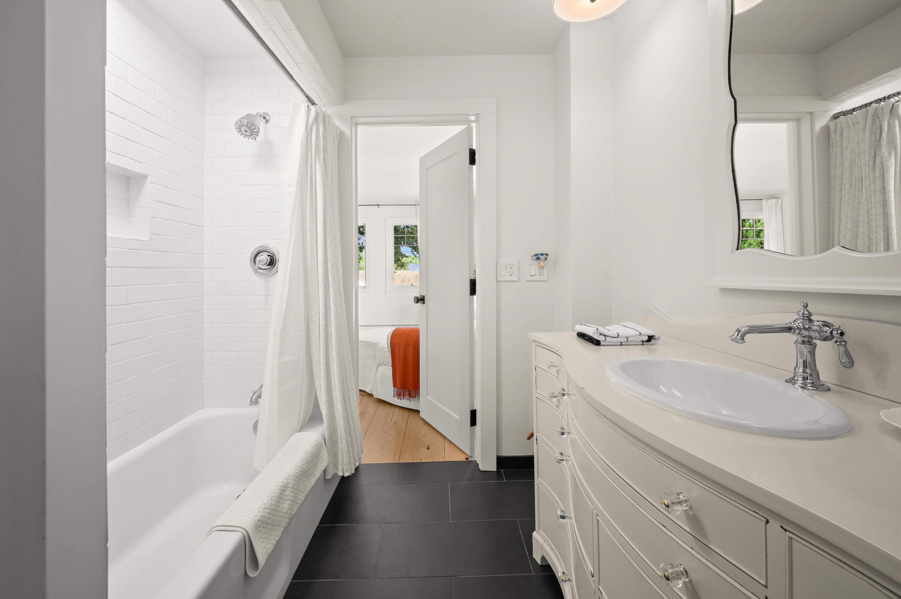 347 Ridgeway Street St. Joseph, MI 49085 - Photo 29 of 44 2nd floor bathroom