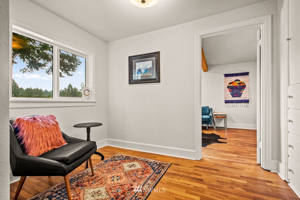 2002 Madrona Point Bremerton, WA 98312 - Photo 12 of 40 a living room with a couch and a window