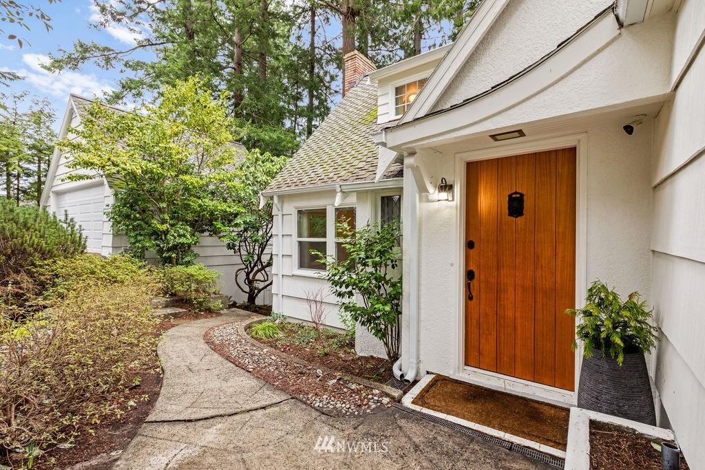 2002 Madrona Point Bremerton, WA 98312 - Photo 2 of 40 a front view of a house with a yard