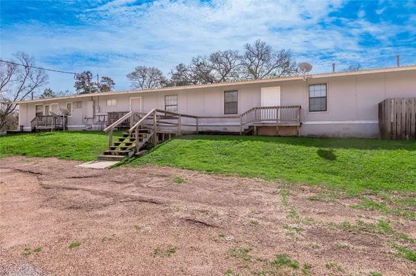 a view of a house with backyard