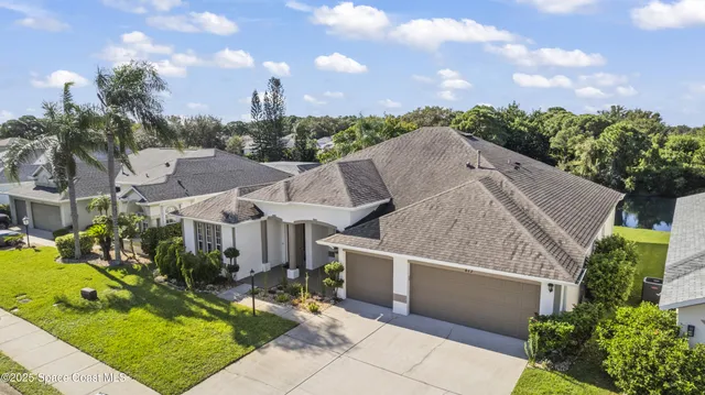 a view of a house with a yard