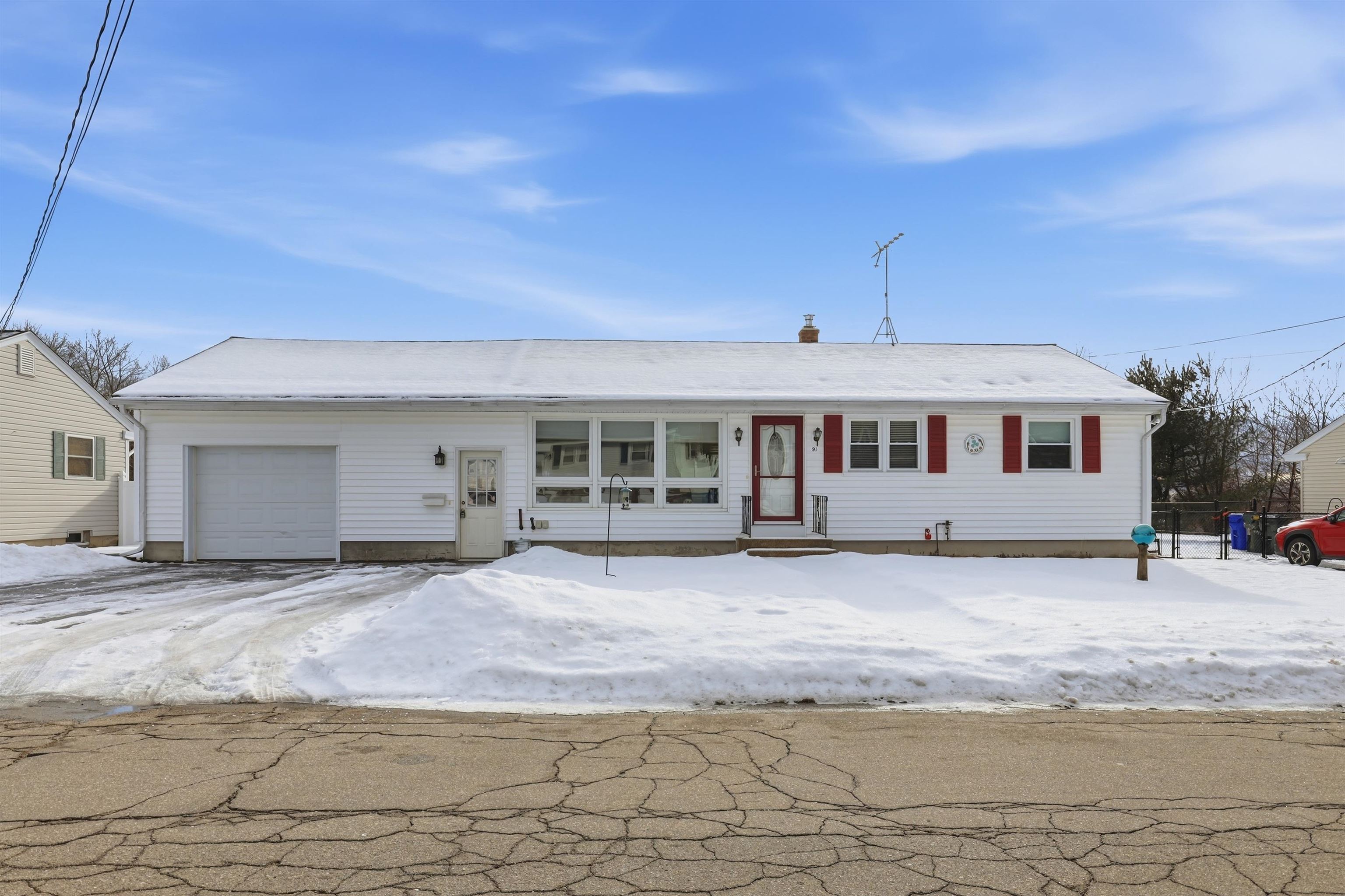 91 Miami Court Manchester, NH 03103 - Photo 2 of 35