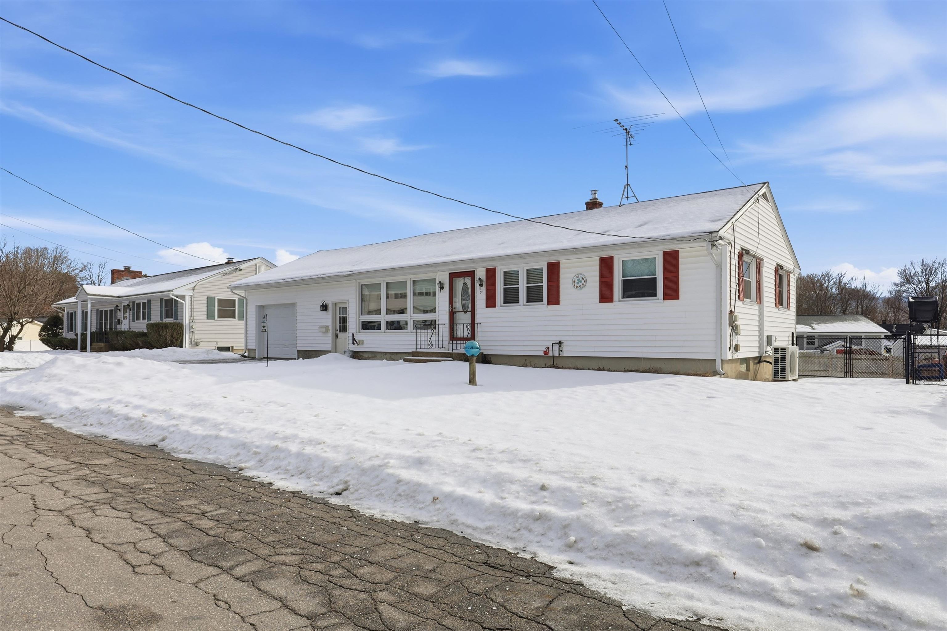 91 Miami Court Manchester, NH 03103 - Photo 3 of 35