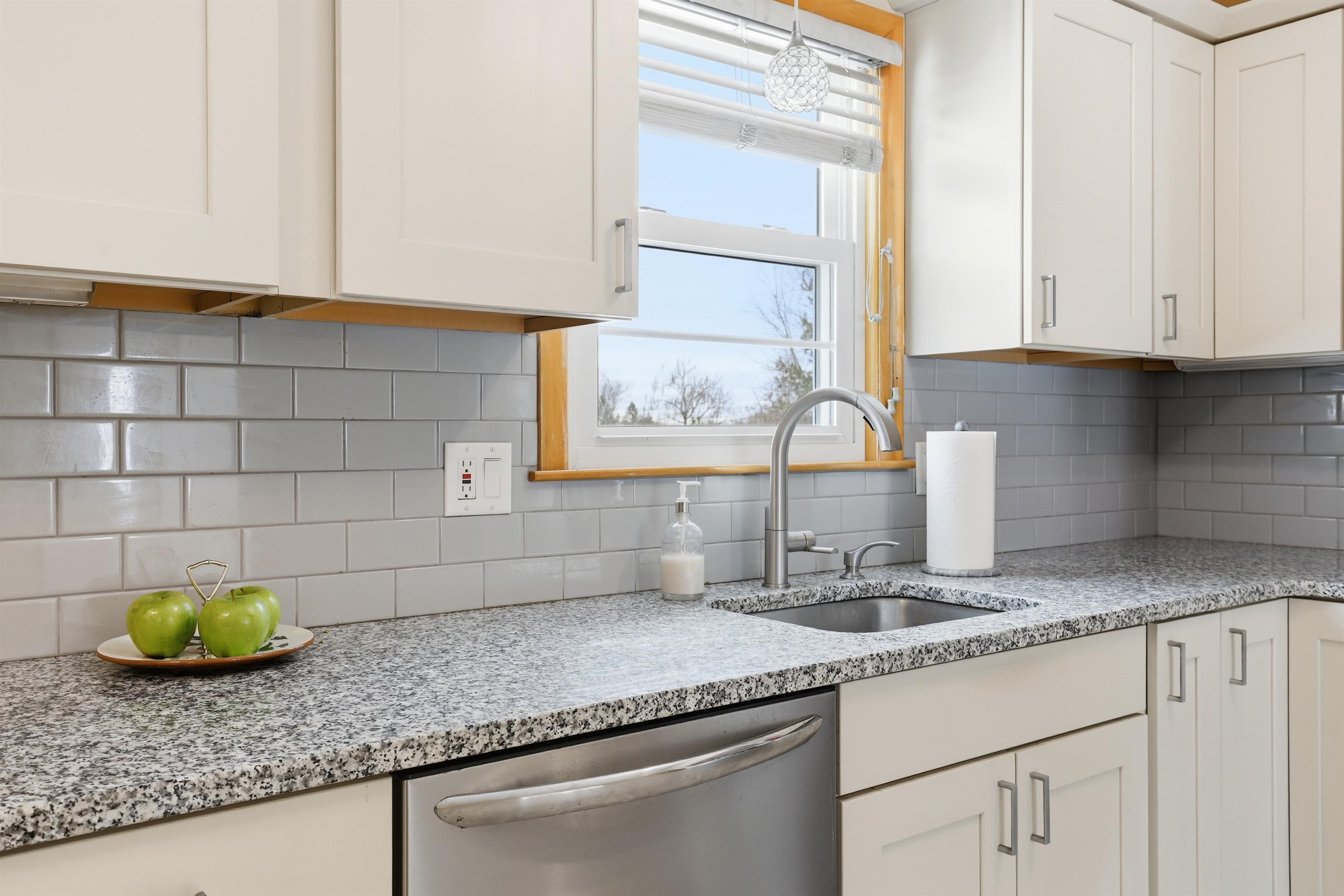 91 Miami Court Manchester, NH 03103 - Photo 5 of 35