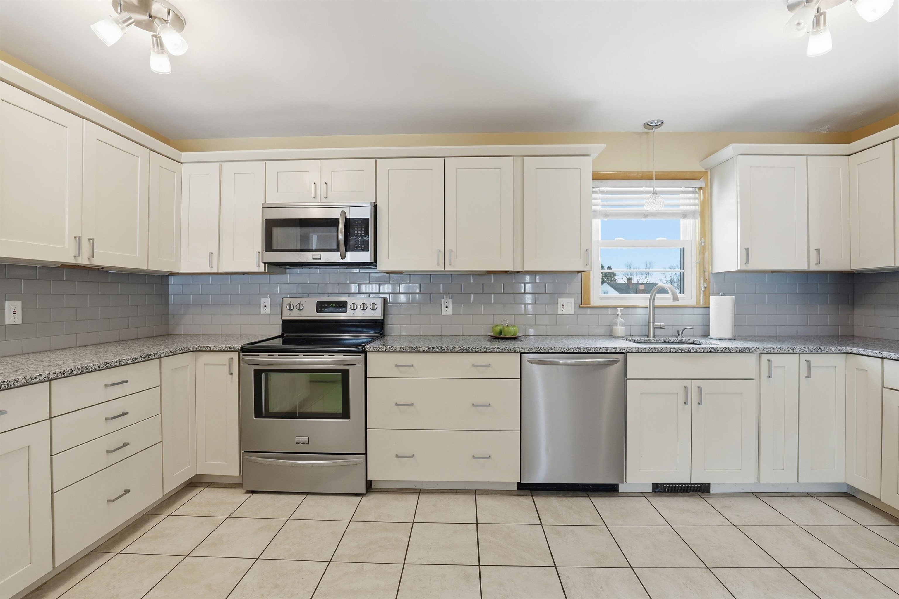 91 Miami Court Manchester, NH 03103 - Photo 7 of 35