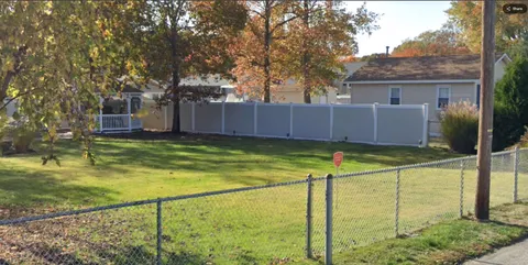 a view of a backyard