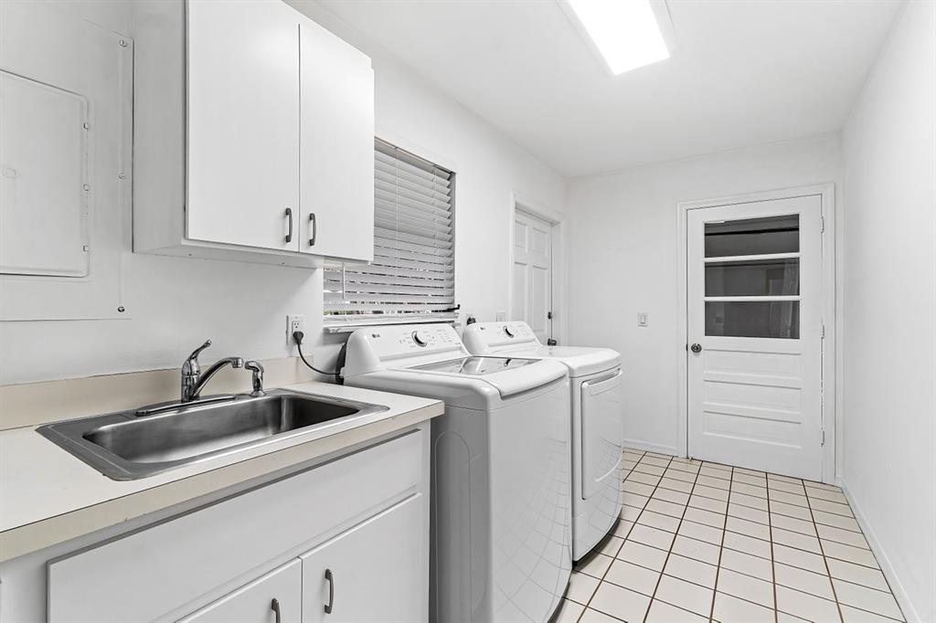 10158 Southeast Acorn Way Jupiter, FL 33469 - Photo 16 of 39 a kitchen with a sink and cabinets