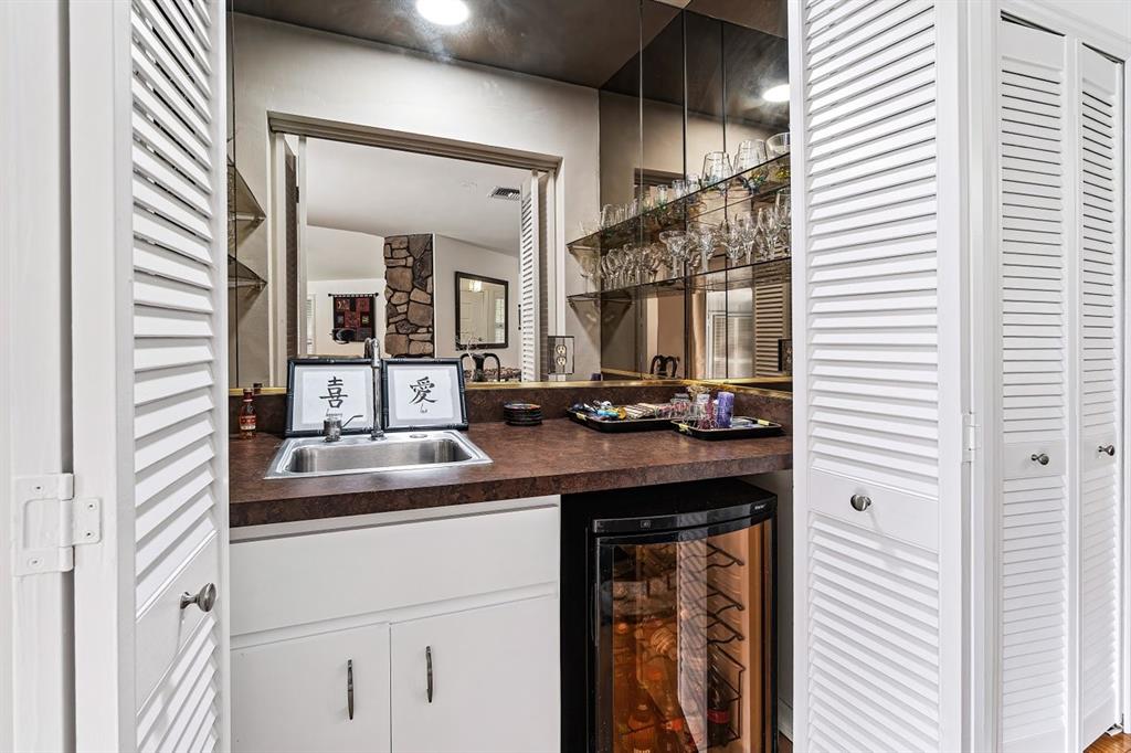 10158 Southeast Acorn Way Jupiter, FL 33469 - Photo 7 of 39 a kitchen with a sink and cabinets