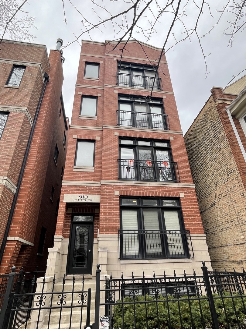 910 West Fletcher Street, Unit 3 Chicago, IL 60657 - Photo 1 of 21 front view of a building