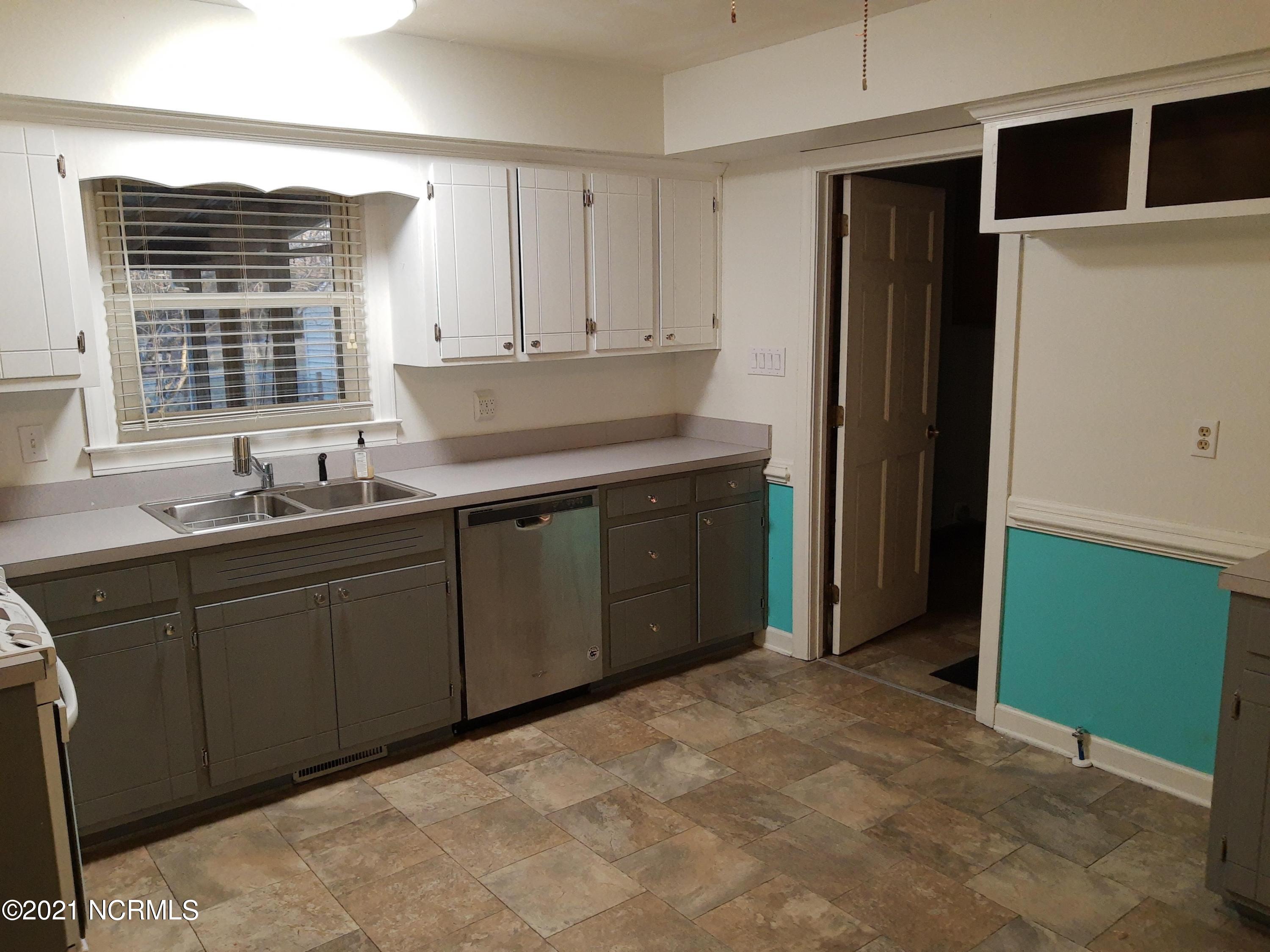 110 Batchelder Road New Bern, NC 28560 - Photo 7 of 25 110 Batchelder - Kitchen