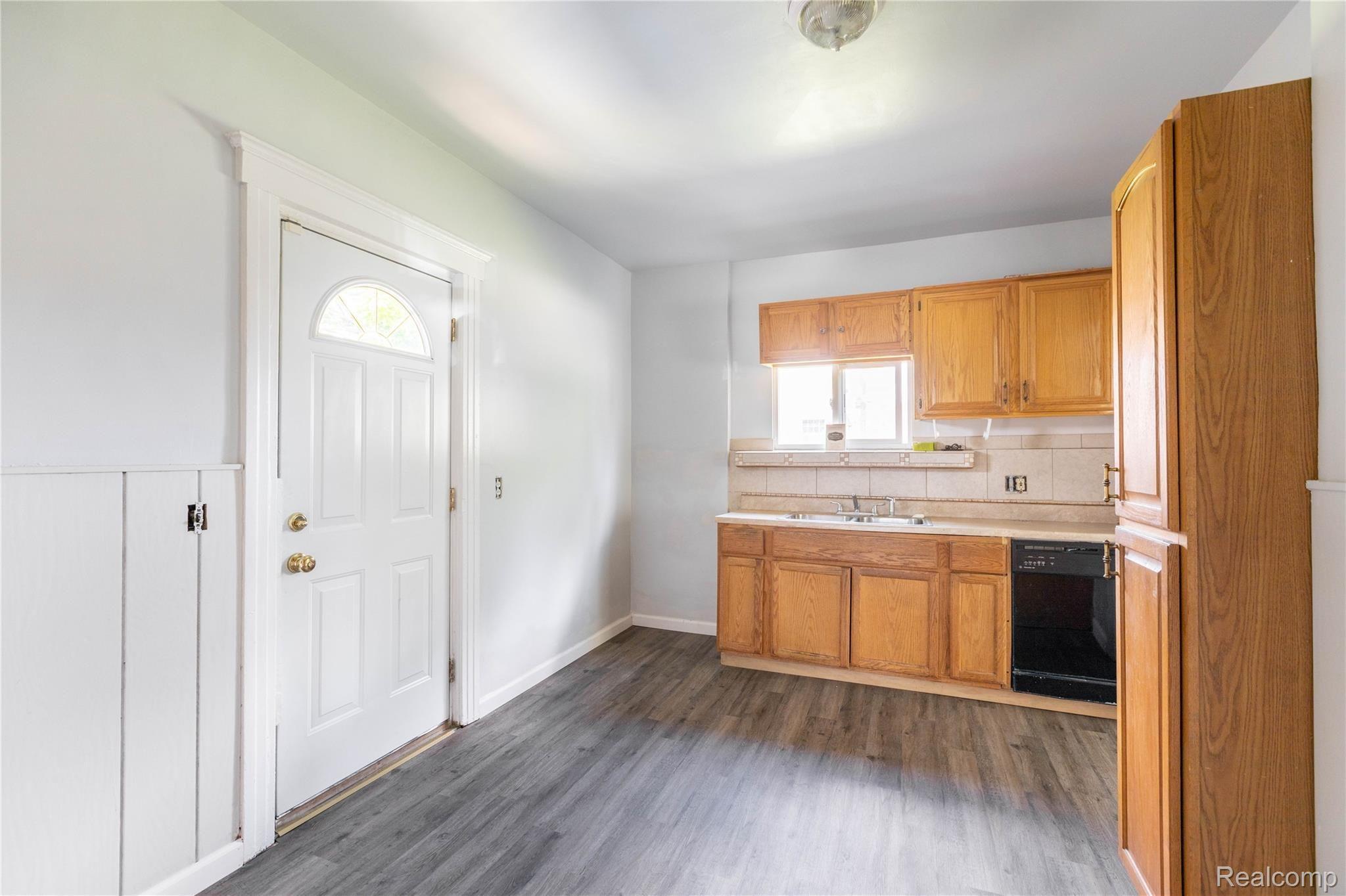 37 Pine Street River Rouge, MI 48218 - Photo 8 of 18 37 Pine St, RIver Rouge (9 of 20).jpg