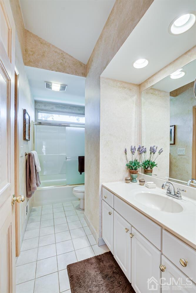 20 Rieder Road Edison, NJ 08817 - Photo 30 of 40 a bathroom with a double vanity sink and a mirror