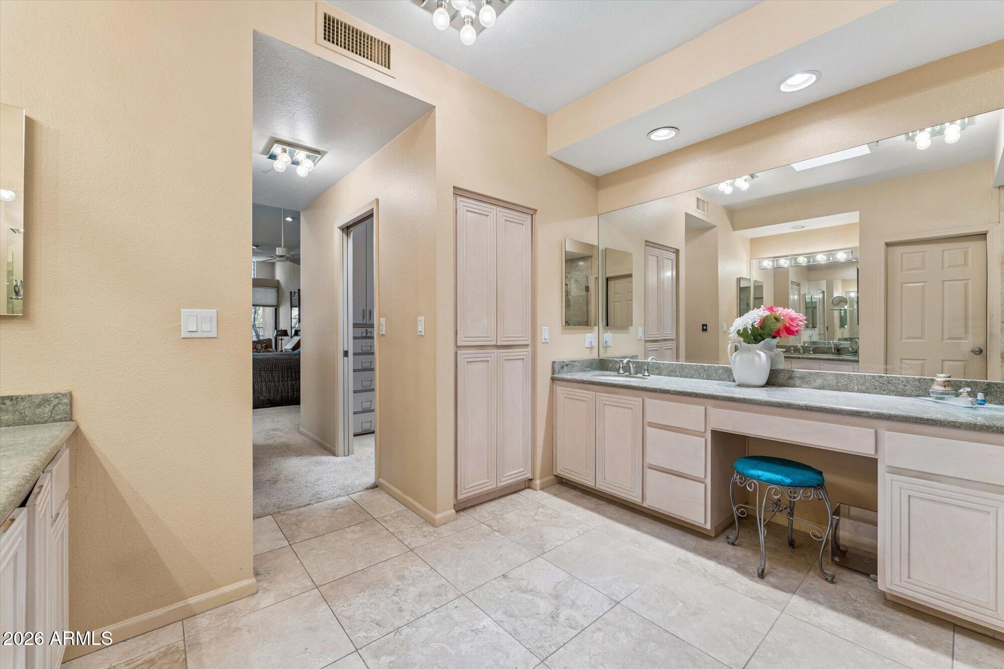 7740 East Gainey Ranch Road, Unit 49 Scottsdale, AZ 85258 - Photo 19 of 31 Primary Bathroom