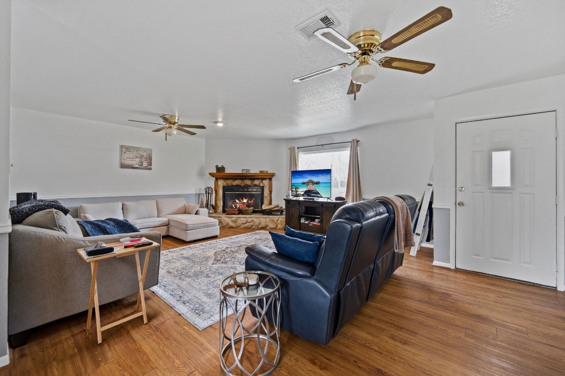 400 Dora Street Cleveland, TX 77328 - Photo 12 of 19 a living room with furniture
